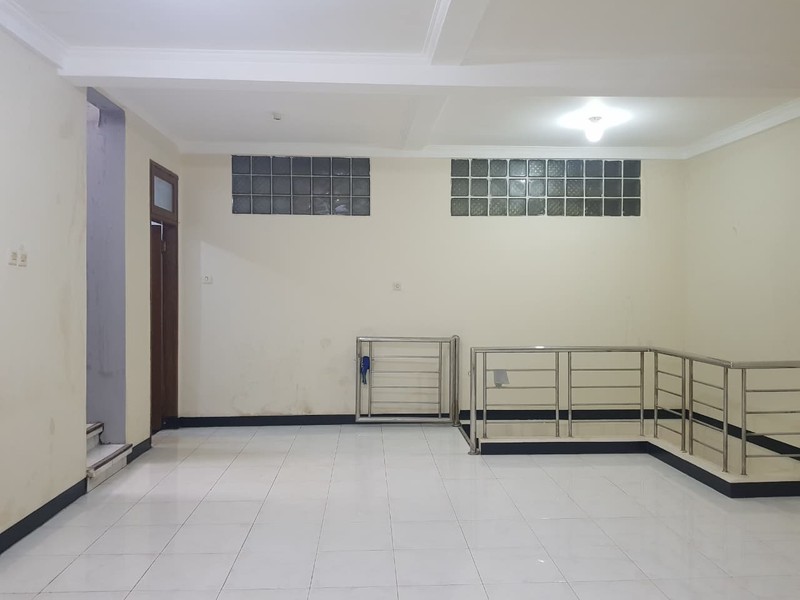 Rumah 3 Lantai di Tengah Kota Sayap Otista Bandung