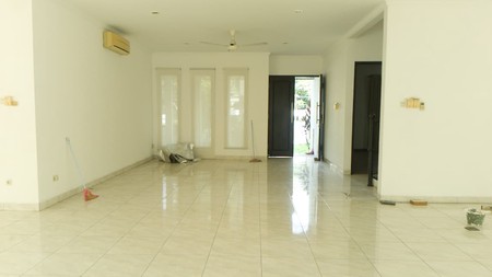 Dijual Rumah Mewah 2 Lantai Tersedia Kolam Renang di Kemang