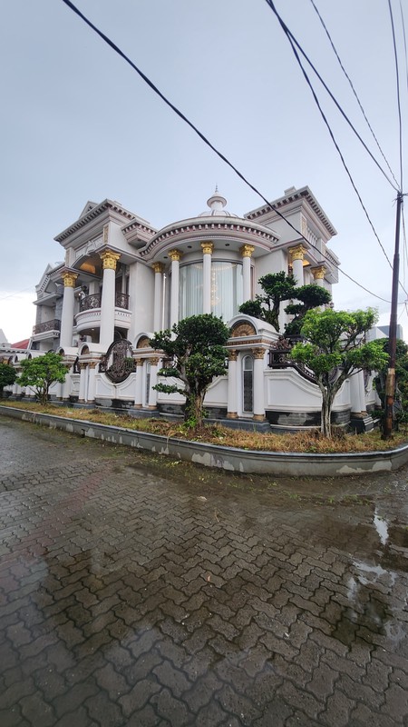 Dijual Rumah Mewah di Kedamaian