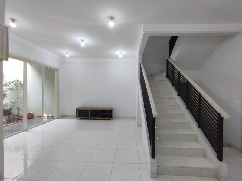 disewa rumah strategis nyaman asri kondisi baik siap huni Sutera Palma Alam Sutera Tangerang Selatan banten