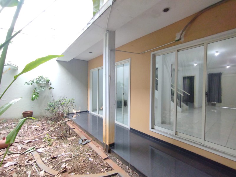 disewa rumah strategis nyaman asri kondisi baik siap huni Sutera Palma Alam Sutera Tangerang Selatan banten