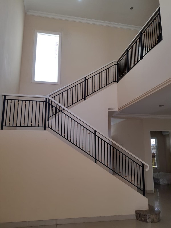 MURAH LUAS Dijual Rumah Wisata Bukit Mas 2 Luxemburg Surabaya Barat SPESIAL 4+1 Kamar Tidur Plus Garasi Carport 3 Mobil