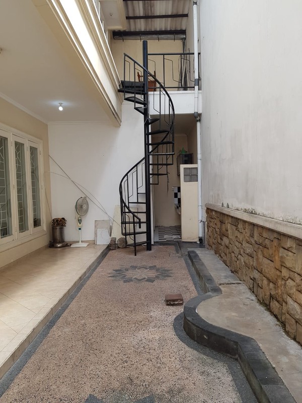 MURAH LUAS Dijual Rumah Wisata Bukit Mas 2 Luxemburg Surabaya Barat SPESIAL 4+1 Kamar Tidur Plus Garasi Carport 3 Mobil