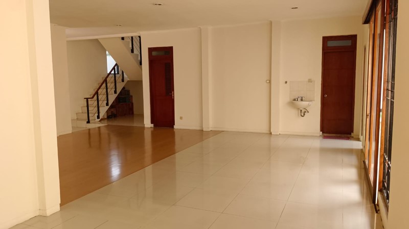 Rumah 3 Lantai Siap Huni di Jakarta Selatan