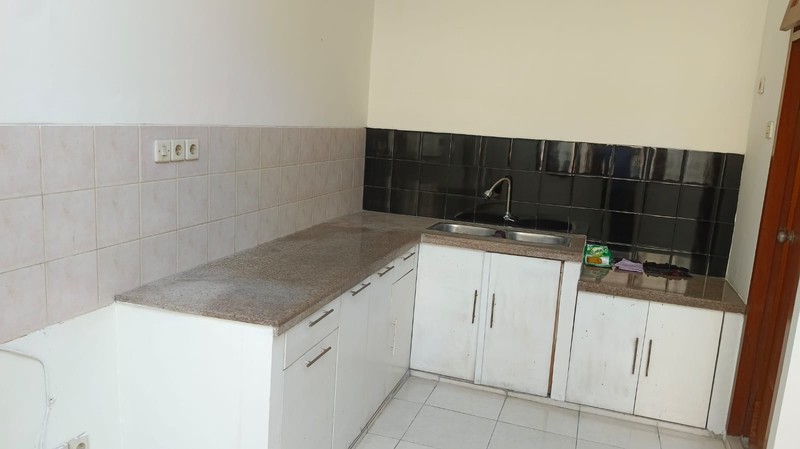 Dijual Rumah Dalam Komplek dengan View Perkotaan di Duren Tiga