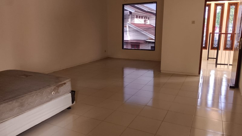 Dijual Rumah Dalam Komplek dengan View Perkotaan di Duren Tiga