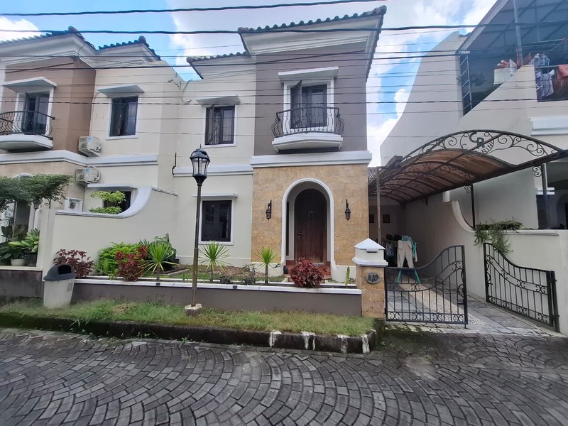 Dijual Rumah 2 Lantai Full Furnish Mewah di Perum Dekat Kampus AMIKOM 2, Ring Road Utara, Maguwoharjo, Depok, Sleman