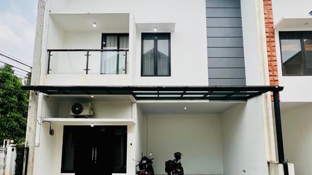 Rumah Baru 2 Setengah Lantai, Siap Huni Fully Furnished, Bebas Banjir di Cilandak Timur