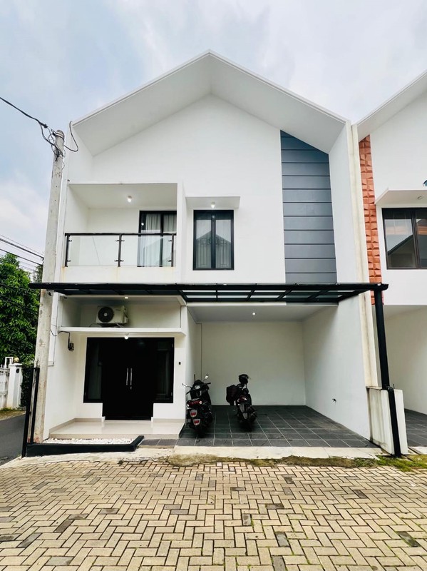 Rumah Baru 2 Setengah Lantai, Siap Huni Fully Furnished, Bebas Banjir di Cilandak Timur