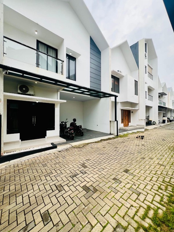 Rumah Baru 2 Setengah Lantai, Siap Huni Fully Furnished, Bebas Banjir di Cilandak Timur