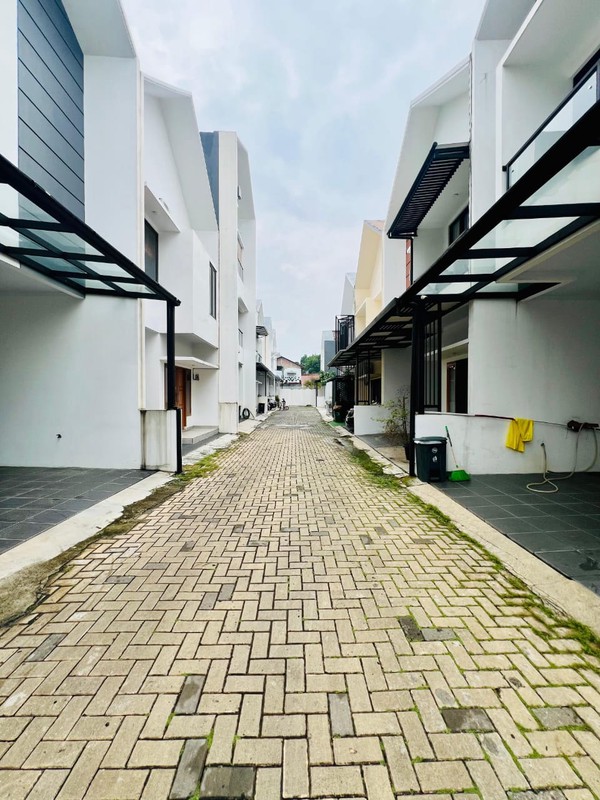 Rumah Baru 2 Setengah Lantai, Siap Huni Fully Furnished, Bebas Banjir di Cilandak Timur