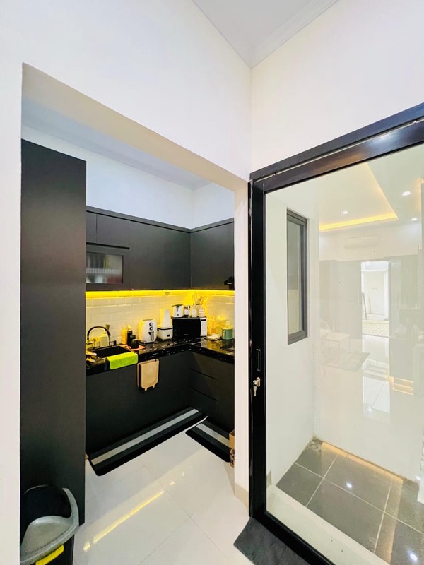 Rumah Baru 2 Setengah Lantai, Siap Huni Fully Furnished, Bebas Banjir di Cilandak Timur