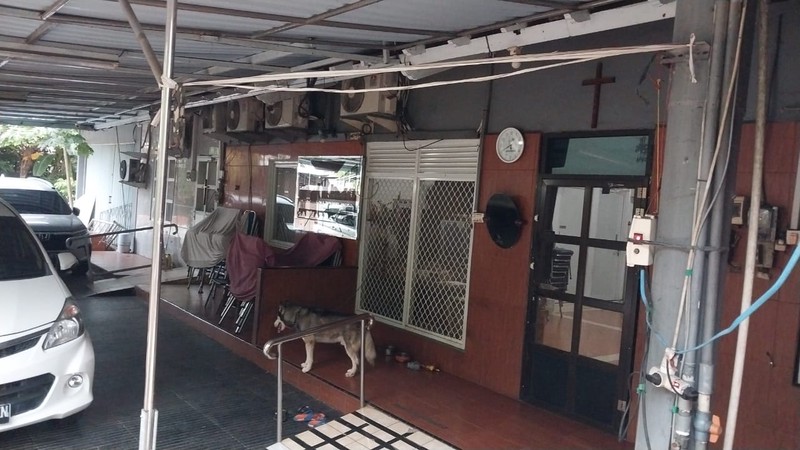 For Sale - Rumah dengan Lahan  Luas di Pondok Indah