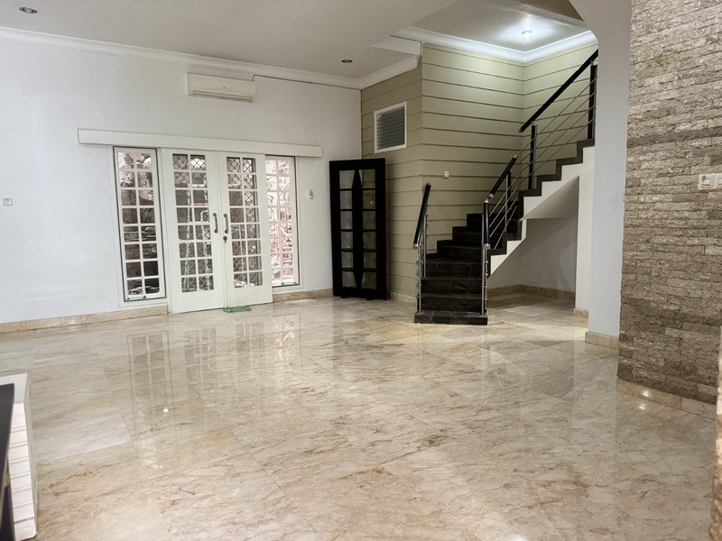 1 596. Dijual Rumah Pakuwon Surabaya - Siap Huni, Lokasi Premium!