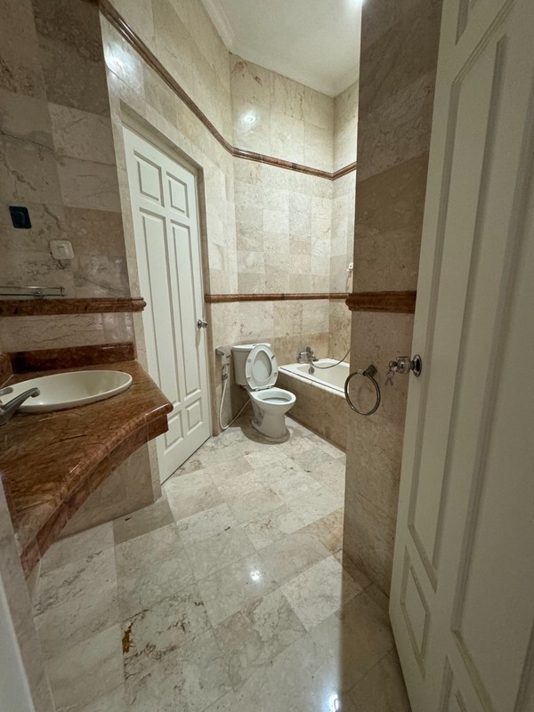 1 596. Dijual Rumah Pakuwon Surabaya - Siap Huni, Lokasi Premium!