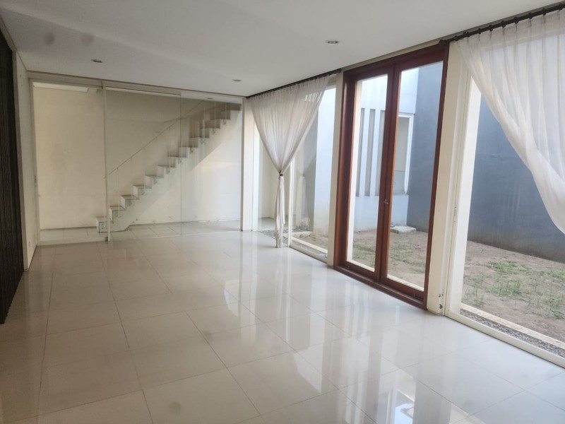 MURAH Disewakan Rumah The Greenlake Citraland Surabaya Barat Dekat Sekolah Binus, Pakuwon Mall, Wisata Bukit Mas