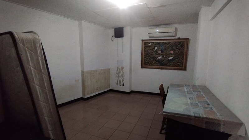 Rumah 2 Lantai Termurah, Luas 500 m2 an Akses dengan Akses Jalan 2 Mobil di Tebet Barat