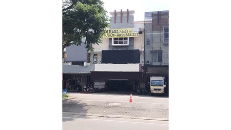 Disewa Ruko Commercial Park, Harapan Indah Ruko lebar dengan bangunan 3 lantai, parkiran luas.