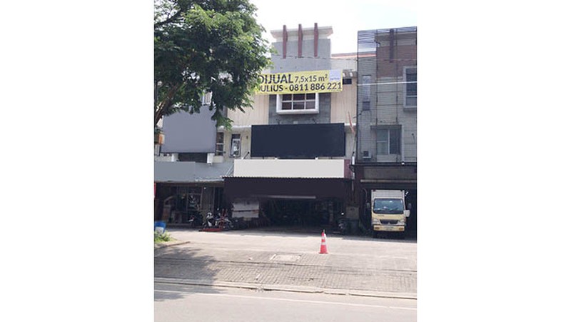 Disewa Ruko Commercial Park, Harapan Indah Ruko lebar dengan bangunan 3 lantai, parkiran luas.