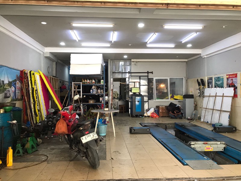 Disewa Ruko Commercial Park, Harapan Indah Ruko lebar dengan bangunan 3 lantai, parkiran luas.