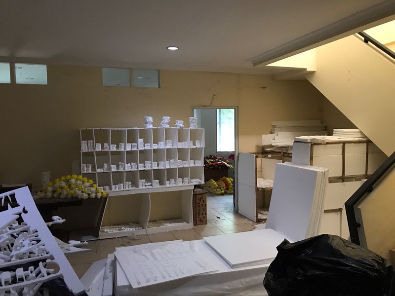 Disewa Ruko Commercial Park, Harapan Indah Ruko lebar dengan bangunan 3 lantai, parkiran luas.