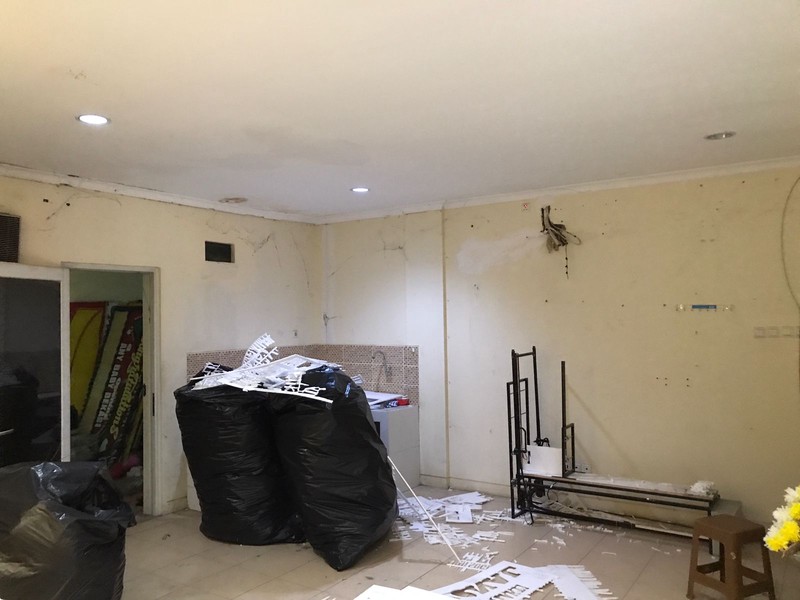 Disewa Ruko Commercial Park, Harapan Indah Ruko lebar dengan bangunan 3 lantai, parkiran luas.