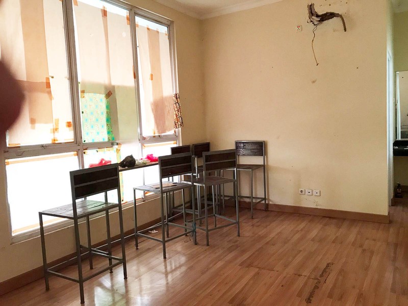 Disewa Ruko Commercial Park, Harapan Indah Ruko lebar dengan bangunan 3 lantai, parkiran luas.