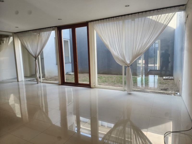 DIJUAL/SEWAKAN CEPAT RUMAH SIAP HUNI GREENLAKE CITRALAND SURABAYA BARAT