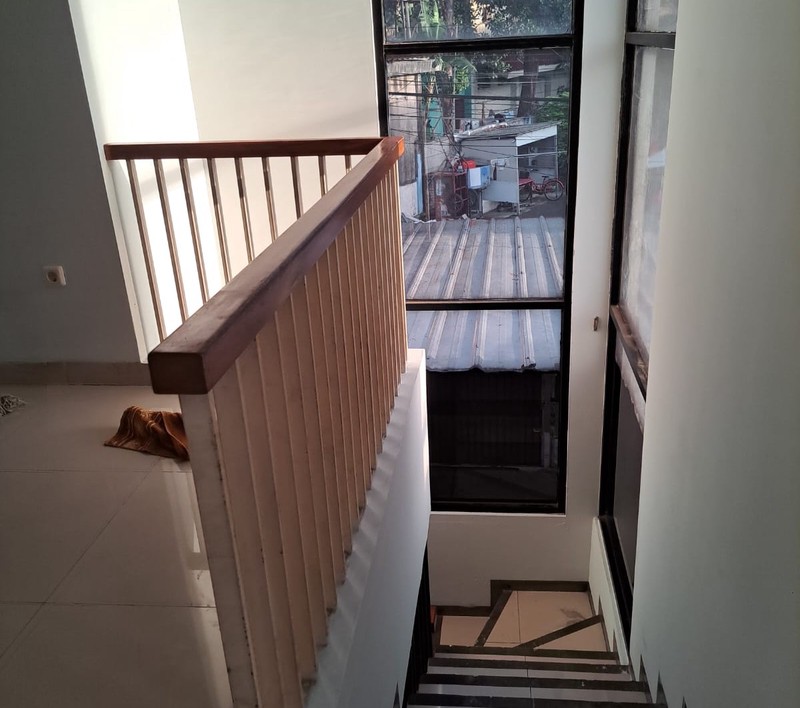 Rumah Hook Disewakan dengan 4 KT Lokasi Strategis dan Akses Jalan 3 Mobil di Tebet Timur Jaksel