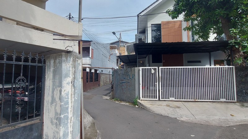 Rumah Hook Disewakan dengan 4 KT Lokasi Strategis dan Akses Jalan 3 Mobil di Tebet Timur Jaksel