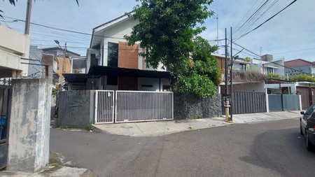 Rumah Hook Disewakan dengan 4 KT Lokasi Strategis dan Akses Jalan 3 Mobil di Tebet Timur Jaksel