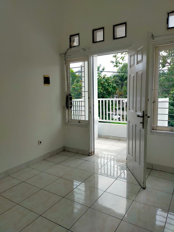 Dijual Rumah Nyaman di Regency Melati Mas - Dekat Alam Sutera & BSD