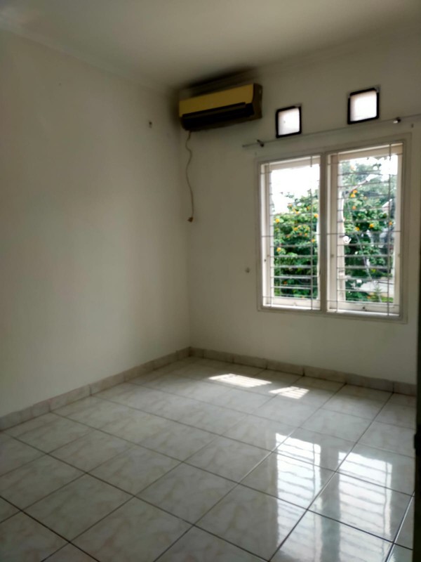 Dijual Rumah Nyaman di Regency Melati Mas - Dekat Alam Sutera & BSD