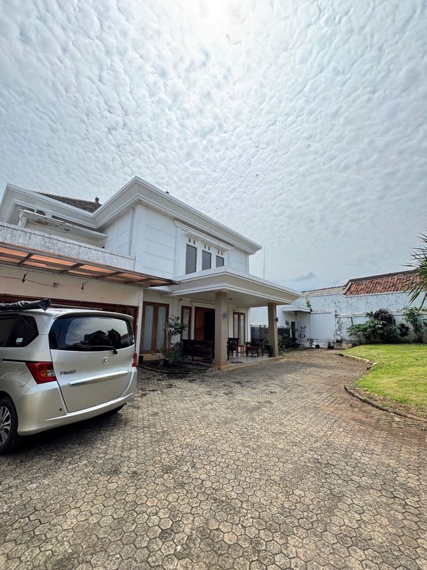 Rumah dalam Komplek Cinere Ada Kolam Renang Pribadi
