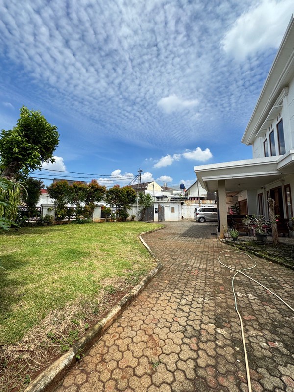 Rumah dalam Komplek Cinere Ada Kolam Renang Pribadi