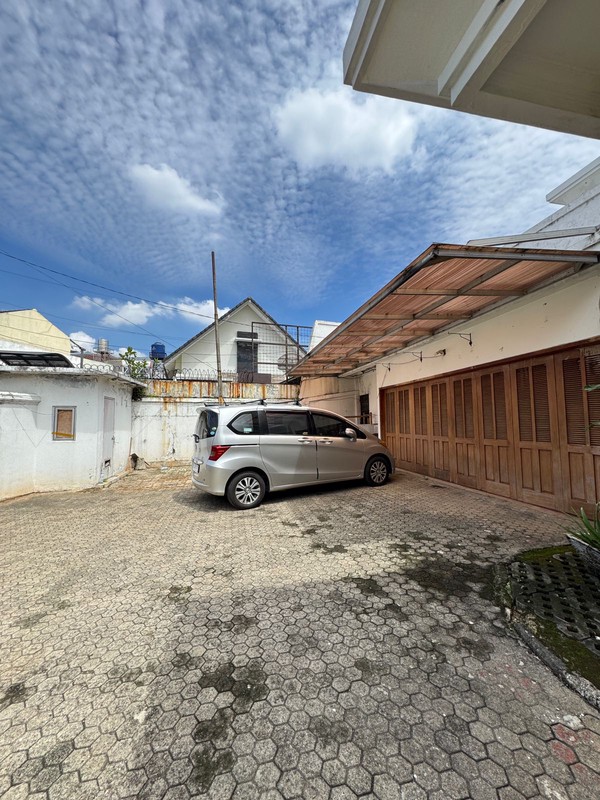 Rumah dalam Komplek Cinere Ada Kolam Renang Pribadi