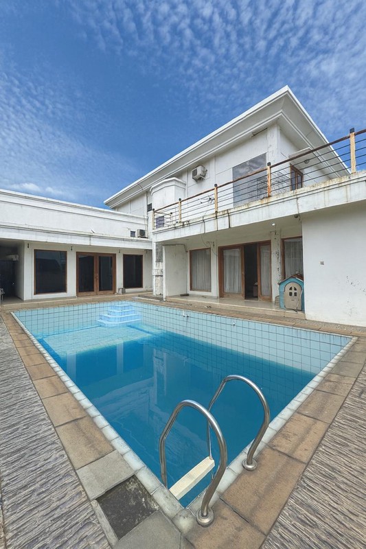 Rumah dalam Komplek Cinere Ada Kolam Renang Pribadi