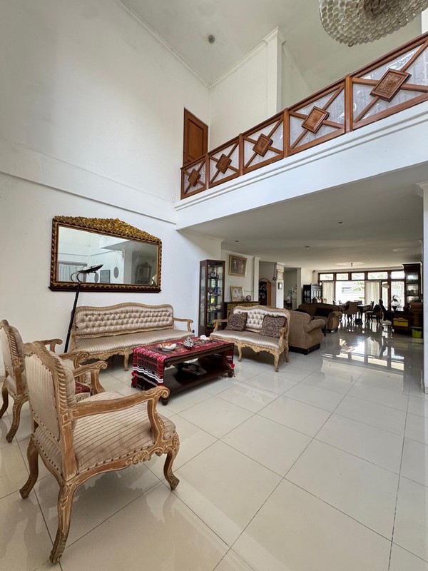 Rumah dalam Komplek Cinere Ada Kolam Renang Pribadi