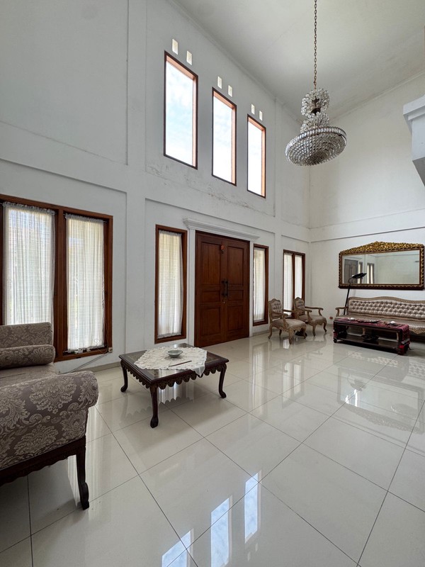 Rumah dalam Komplek Cinere Ada Kolam Renang Pribadi