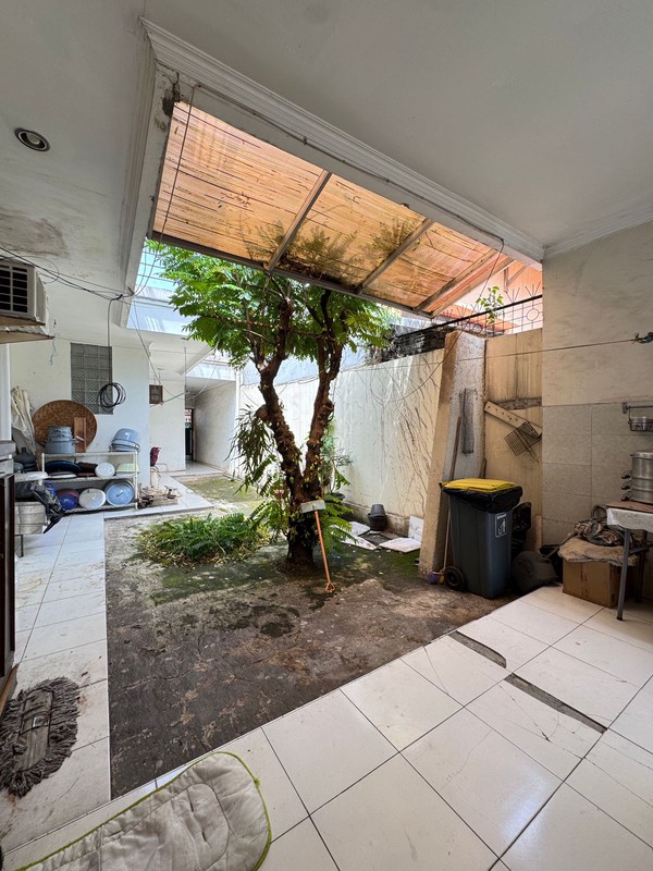 Rumah dalam Komplek Cinere Ada Kolam Renang Pribadi