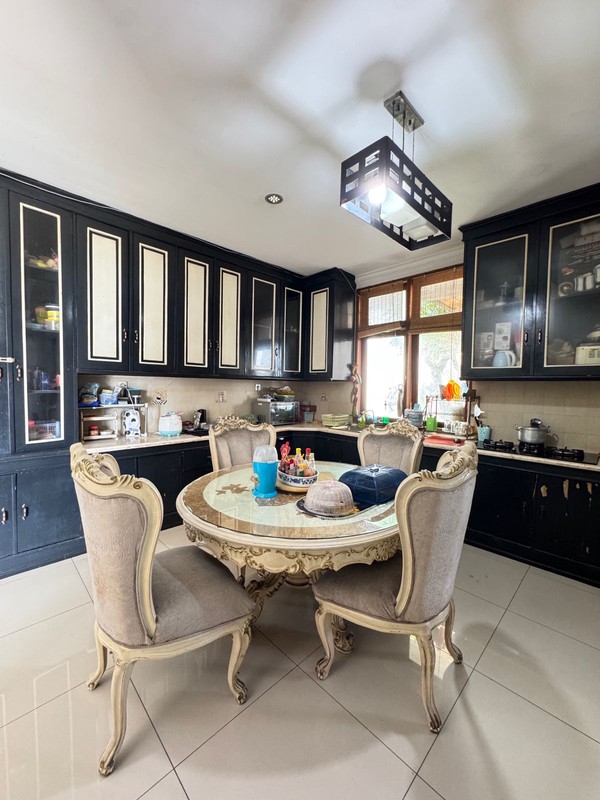 Rumah dalam Komplek Cinere Ada Kolam Renang Pribadi