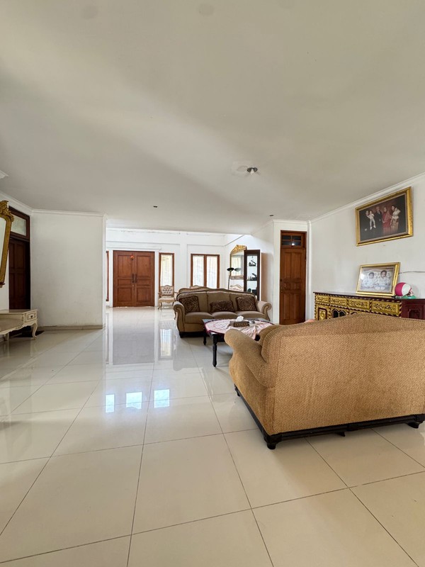 Rumah dalam Komplek Cinere Ada Kolam Renang Pribadi