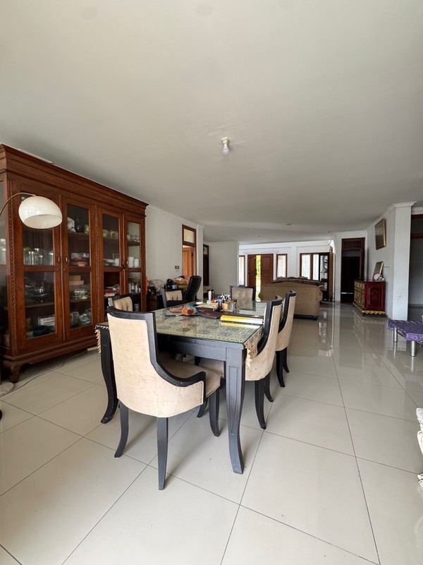 Rumah dalam Komplek Cinere Ada Kolam Renang Pribadi