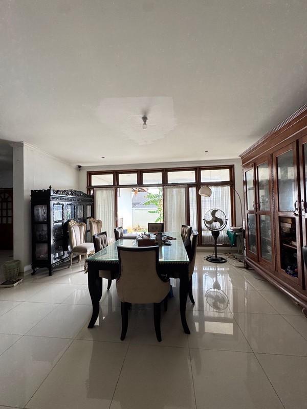 Rumah dalam Komplek Cinere Ada Kolam Renang Pribadi