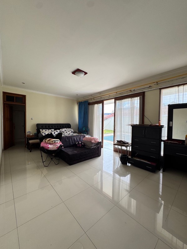 Rumah dalam Komplek Cinere Ada Kolam Renang Pribadi