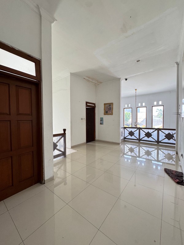 Rumah dalam Komplek Cinere Ada Kolam Renang Pribadi