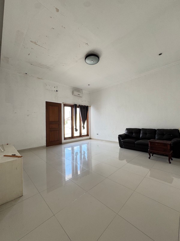 Rumah dalam Komplek Cinere Ada Kolam Renang Pribadi