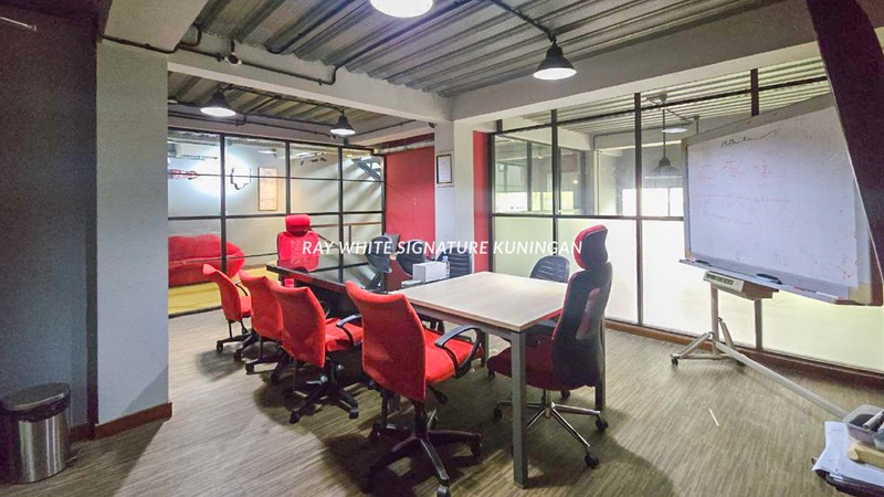 Ruko 4 Lantai Strategis Dekat Bendungan Hilir raya - Cocok untuk Kantor & Usaha