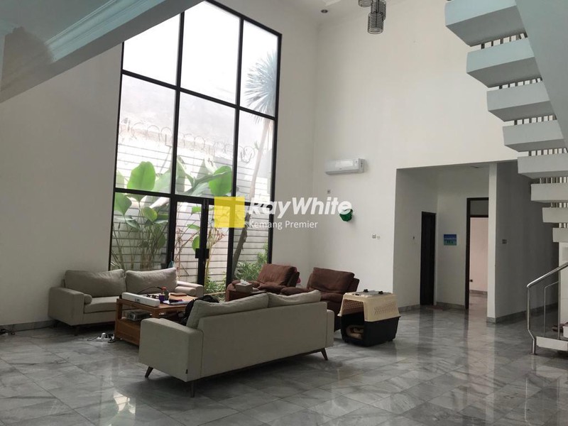 Rumah Modern 2 Lantai Marmer ceiling tinggi lokasi pejaten barat kemang jakarta selatan 