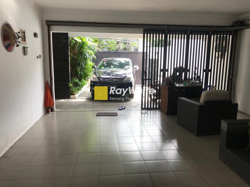 Rumah Modern 2 Lantai Marmer ceiling tinggi lokasi pejaten barat kemang jakarta selatan 